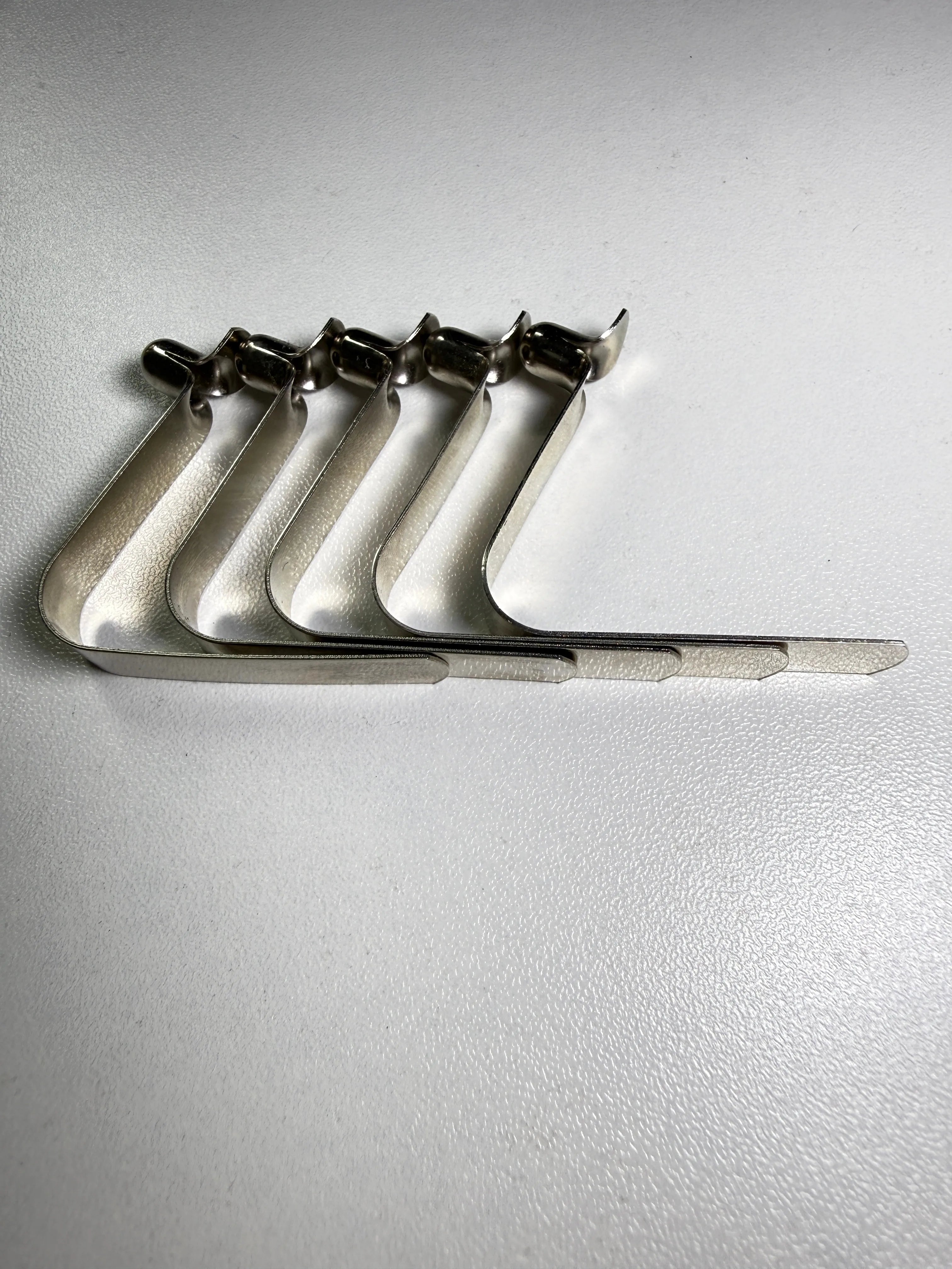 6mm Single-Head V-Shaped Spring Clip - five pieces in row